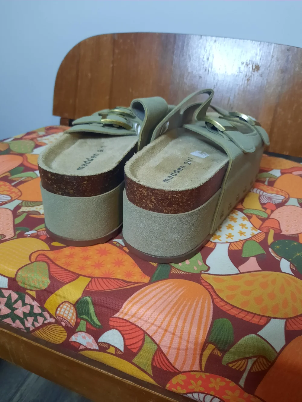 Madden Girl Sz 9, Platform Sandals, Tan, Adjustable Buckle Straps, Studs At Base - Picture 3 of 6